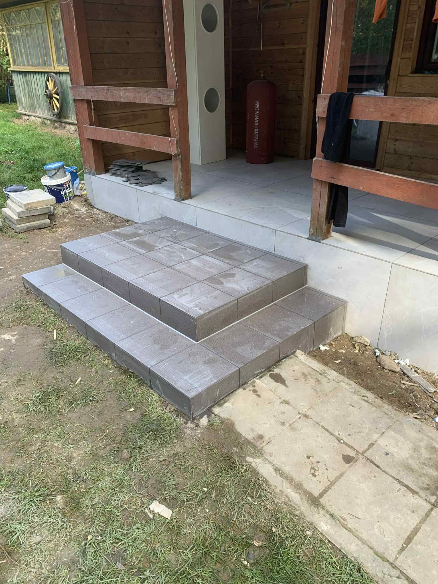 Didelių matmenų grindų plytelių klojimas svetainėje Pabradėje